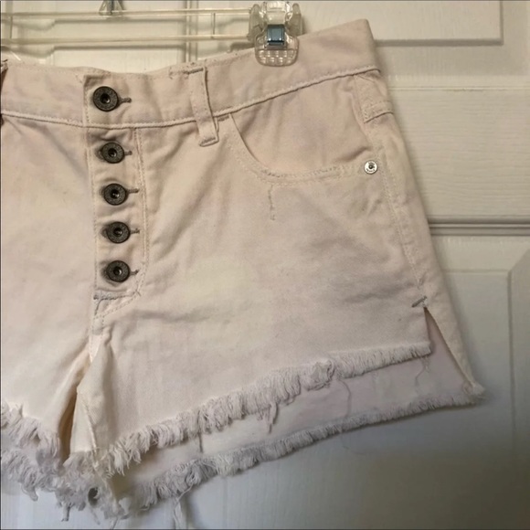 Free People Pants - 🚫Free People White High Waisted Cut Off Shorts Free People Pants - 🚫Free People White High Waisted Cut Off Shorts